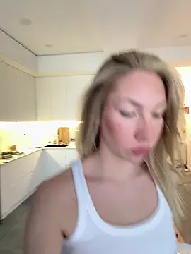 LuisaBecker online show from April 15, 2026, 3:56 am