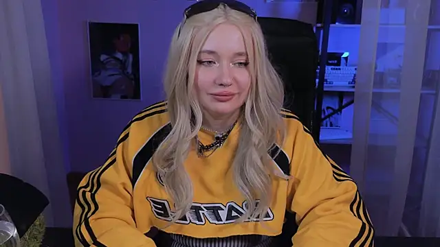 carolina elf online show from October 25, 2025, 5:17 am