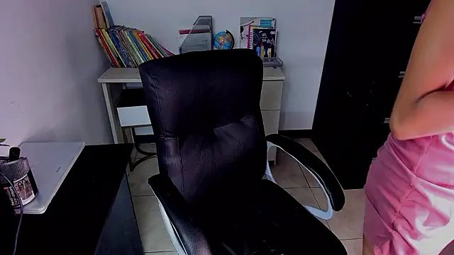 Snapshot of xenia_golden chatting on February 1, 2026, 6:28 pm xenia golden online show from February 1, 2026, 6:28 pm