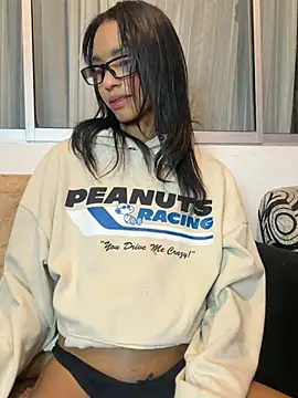 Snapshot of xenia_golden chatting on March 30, 2026, 12:01 am xenia golden online show from March 30, 2026, 12:01 am