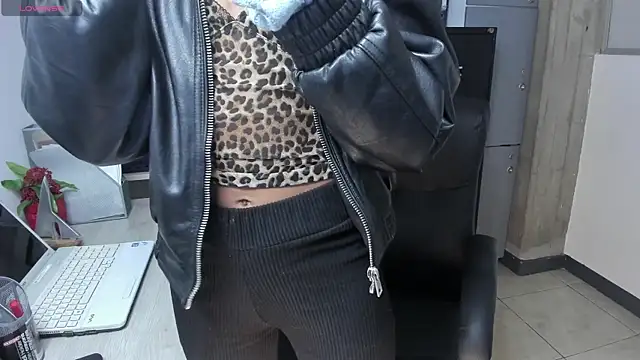 Snapshot of xenia_golden chatting on September 29, 2025, 12:55 pm xenia golden online show from September 29, 2025, 12:55 pm