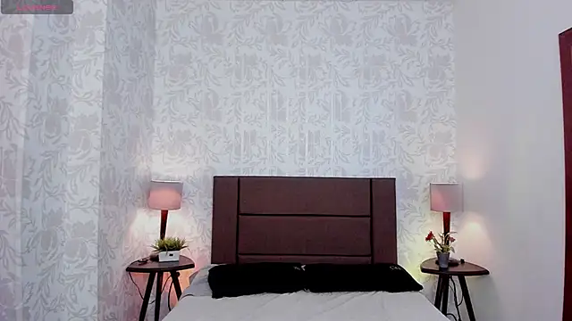 Snapshot of xenia_golden chatting on November 8, 2025, 1:47 pm xenia golden online show from November 8, 2025, 1:47 pm