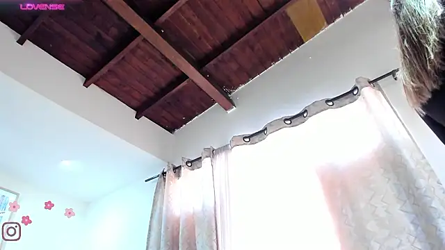  AlejaCruz  online show from February 26, 2026, 6:19 pm