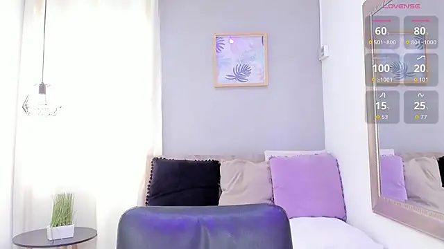 Snapshot of _LaraMom_ chatting on February 18, 2026, 7:43 pm LaraMom online show from February 18, 2026, 7:43 pm