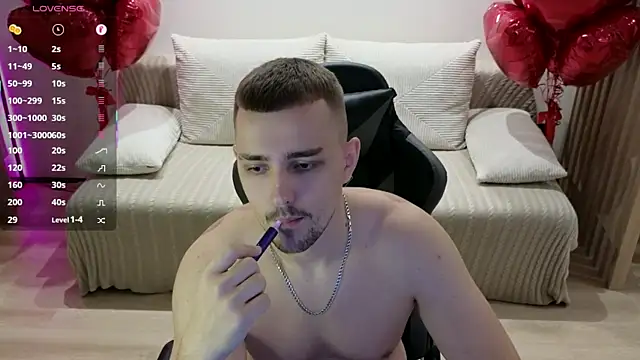 Snapshot of Larstar01 chatting on October 8, 2025, 8:09 pm Larstar01 online show from October 8, 2025, 8:09 pm