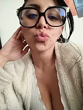 Snapshot of tiffani__love chatting on June 27, 2026, 6:58 pm tiffani love online show from June 27, 2026, 6:58 pm