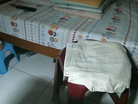 triangle0623 online show from October 8, 2025, 10:17 am