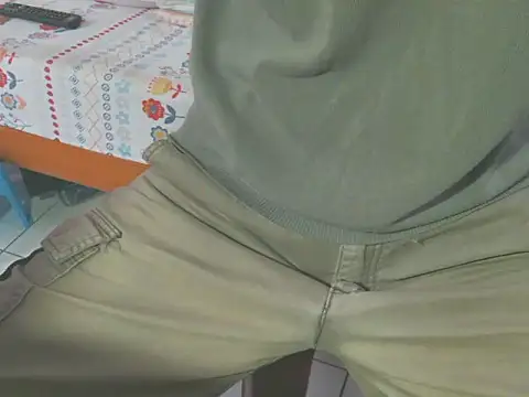 triangle0623 online show from November 6, 2025, 8:07 am