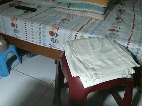 triangle0623 online show from October 9, 2025, 10:27 am