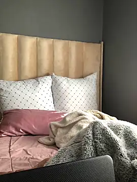 Nicole Liam  online show from October 7, 2025, 7:20 am