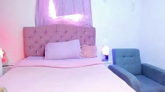 Latinabombsheell online show from February 12, 2026, 7:02 pm