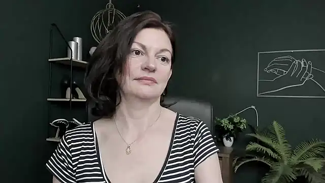 Snapshot of VivianWILD chatting on May 21, 2026, 6:33 am VivianWILD online show from May 21, 2026, 6:33 am