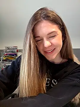 Snapshot of lucie_mehott chatting on December 4, 2025, 8:35 am lucie mehott online show from December 4, 2025, 8:35 am