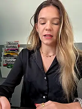 Snapshot of lucie_mehott chatting on November 18, 2025, 9:01 am lucie mehott online show from November 18, 2025, 9:01 am