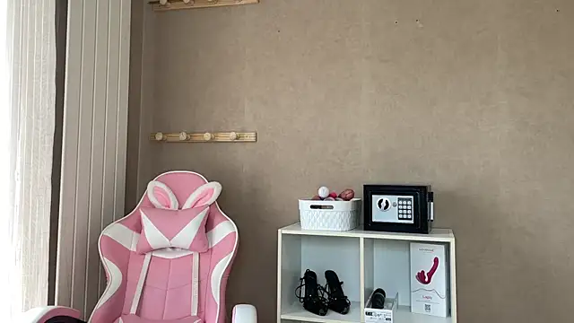 Snapshot of lucie_mehott chatting on November 30, 2025, 9:54 am lucie mehott online show from November 30, 2025, 9:54 am