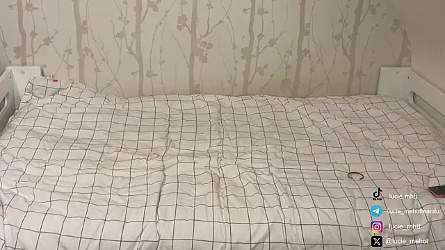 Snapshot of lucie_mehott chatting on September 24, 2025, 6:58 pm lucie mehott online show from September 24, 2025, 6:58 pm