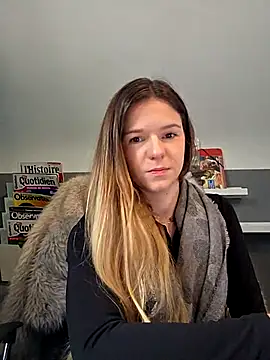 Snapshot of lucie_mehott chatting on December 3, 2025, 9:31 am lucie mehott online show from December 3, 2025, 9:31 am