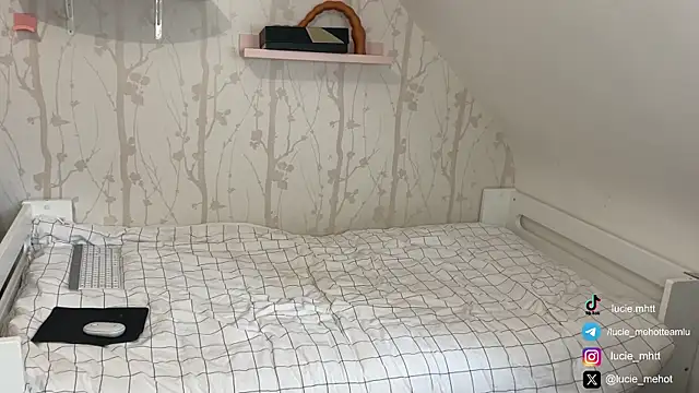 Snapshot of lucie_mehott chatting on September 26, 2025, 9:27 am lucie mehott online show from September 26, 2025, 9:27 am