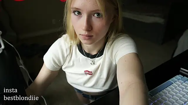 Snapshot of bestblonde chatting on March 15, 2025, 5:26 pm bestblonde online show from March 15, 2025, 5:26 pm