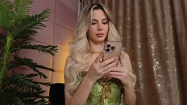 Snapshot of Elliblue chatting on November 8, 2025, 2:48 am Elliblue online show from November 8, 2025, 2:48 am