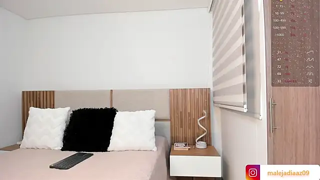 MalejaDiaz  online show from April 20, 2026, 8:21 pm