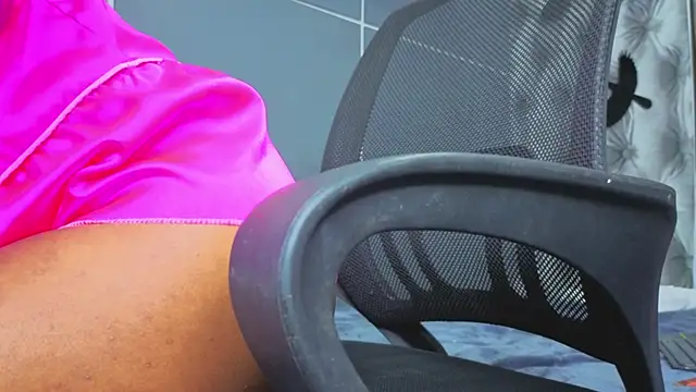 Snapshot of Hilary-banks chatting on October 24, 2025, 4:55 am Hilary-banks online show from October 24, 2025, 4:55 am