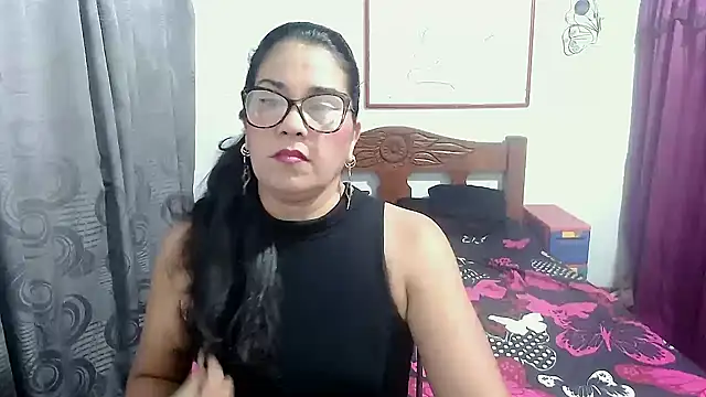 Mistresskloe01 online show from November 3, 2025, 12:31 pm