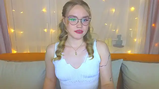 Aurora Golden1 online show from March 16, 2025, 6:55 pm