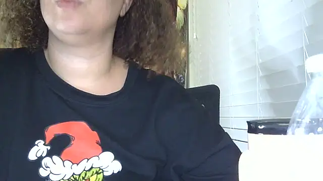 Snapshot of Paisleehaze chatting on May 2, 2026, 5:23 am Paisleehaze online show from May 2, 2026, 5:23 am