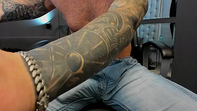 AronGrant online show from November 9, 2025, 10:52 am