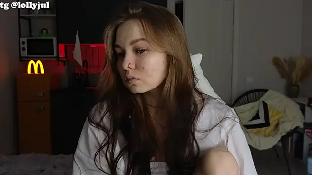 Snapshot of doll_lol_ chatting on October 22, 2025, 5:45 pm doll lol online show from October 22, 2025, 5:45 pm