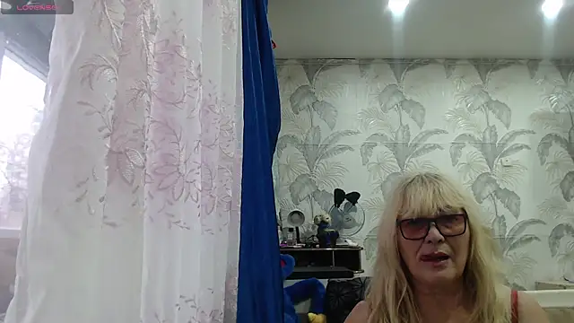 CamDiva113 online show from November 14, 2025, 9:02 am