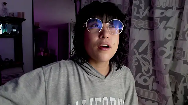 Snapshot of Hellen_dumont chatting on February 4, 2026, 4:29 am Hellen dumont online show from February 4, 2026, 4:29 am