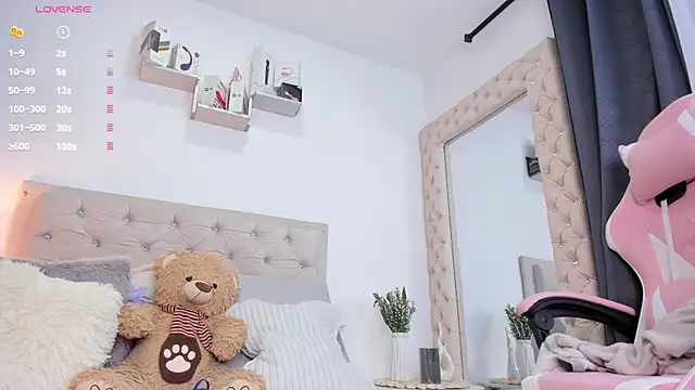 lorennahernandez01 online show from November 16, 2025, 10:53 am