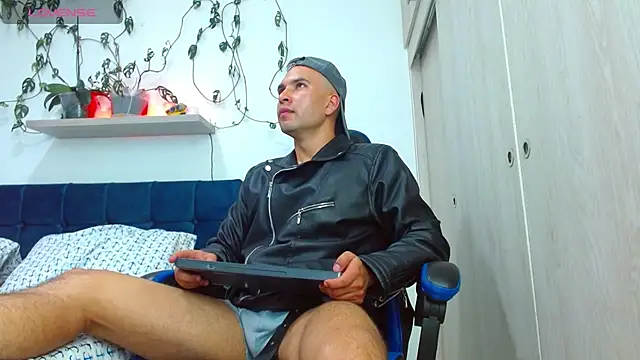 Snapshot of dorian_h_ chatting on July 17, 2026, 8:39 pm dorian h online show from July 17, 2026, 8:39 pm