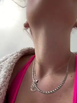 RiriRoseey online show from April 5, 2026, 7:48 am