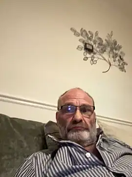 Snapshot of Shyboy817 chatting on February 17, 2026, 2:09 am Shyboy817 online show from February 17, 2026, 2:09 am