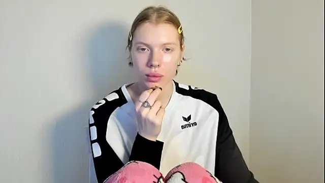 Snapshot of StellaDavis chatting on November 6, 2025, 10:08 am StellaDavis online show from November 6, 2025, 10:08 am