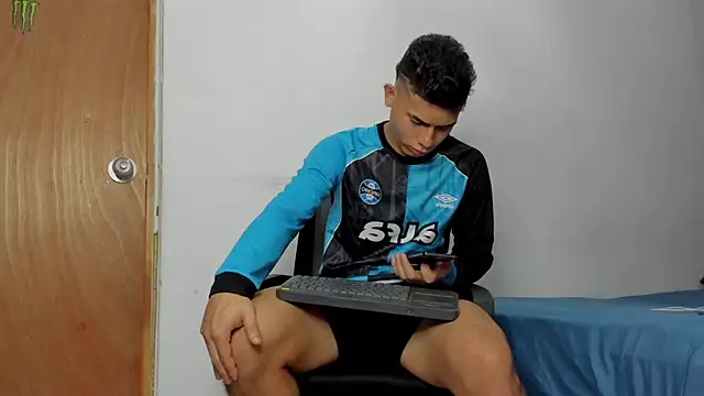 Snapshot of andrew_rose_ chatting on March 9, 2026, 6:44 pm andrew rose online show from March 9, 2026, 6:44 pm