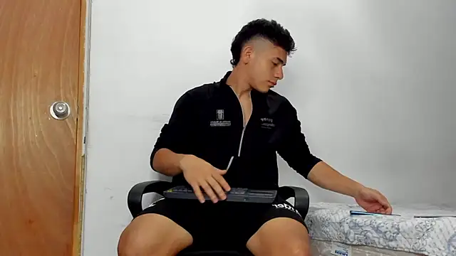 Snapshot of andrew_rose_ chatting on April 14, 2026, 6:24 pm andrew rose online show from April 14, 2026, 6:24 pm