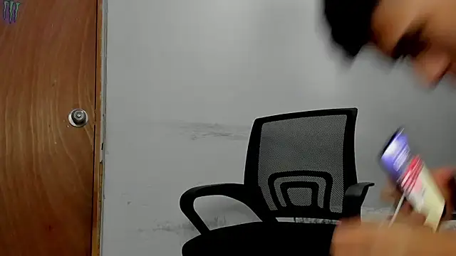 Snapshot of andrew_rose_ chatting on April 17, 2026, 9:45 am andrew rose online show from April 17, 2026, 9:45 am