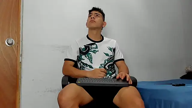 Snapshot of andrew_rose_ chatting on April 9, 2026, 8:15 pm andrew rose online show from April 9, 2026, 8:15 pm