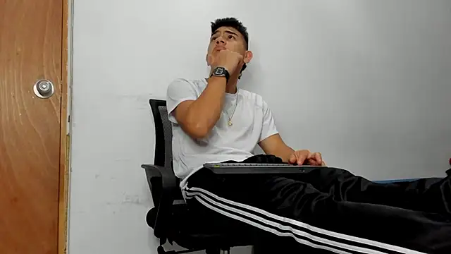 Snapshot of andrew_rose_ chatting on April 8, 2026, 10:55 pm andrew rose online show from April 8, 2026, 10:55 pm