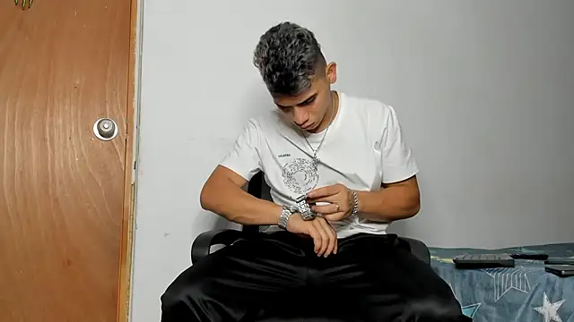 Snapshot of andrew_rose_ chatting on December 20, 2025, 4:21 pm andrew rose online show from December 20, 2025, 4:21 pm