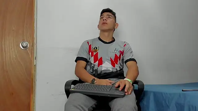 Snapshot of andrew_rose_ chatting on April 6, 2026, 7:26 pm andrew rose online show from April 6, 2026, 7:26 pm