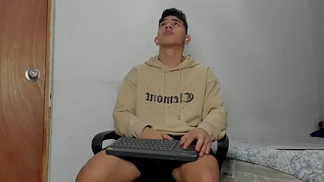 Snapshot of andrew_rose_ chatting on March 27, 2026, 3:35 pm andrew rose online show from March 27, 2026, 3:35 pm