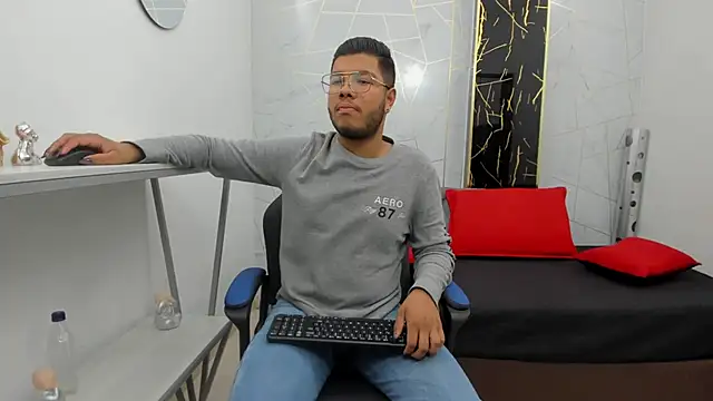 Snapshot of ian_tomson chatting on November 7, 2025, 8:08 am ian tomson online show from November 7, 2025, 8:08 am