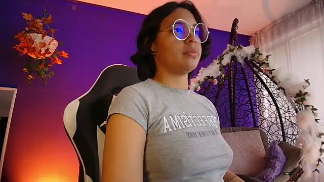 Emmapark  online show from April 11, 2026, 7:39 pm