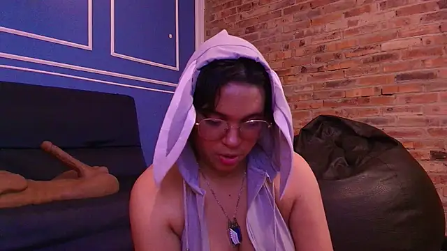 Snapshot of Emmapark_ chatting on November 19, 2025, 6:41 pm Emmapark online show from November 19, 2025, 6:41 pm