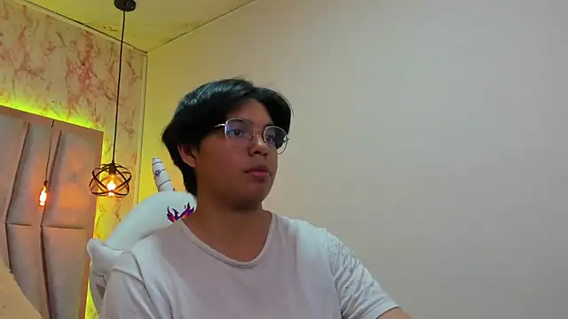 Snapshot of Emmapark_ chatting on March 13, 2025, 7:06 pm Emmapark online show from March 13, 2025, 7:06 pm